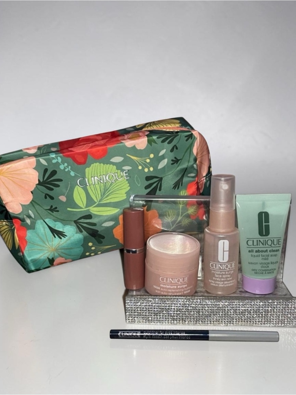 Clinique Mini Skincare & Makeup
Set with Floral Cosmetic Pouch NEW